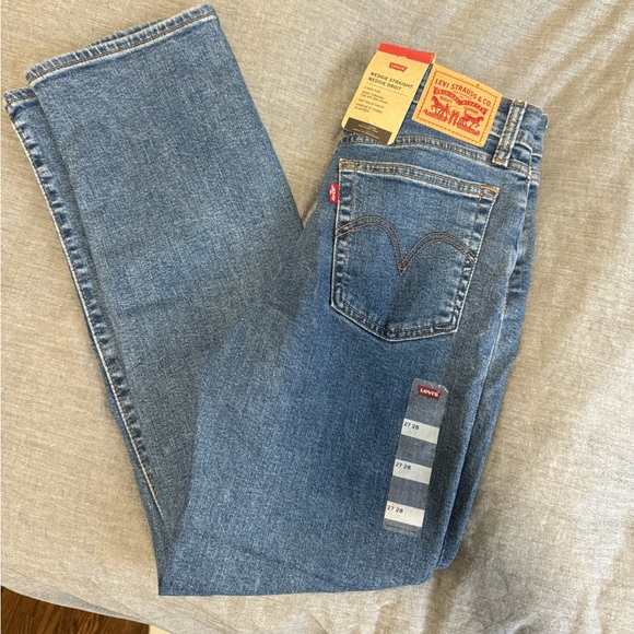 NWT Levi’s Wedgie Straight - Light Medium Wash - Picture 4 of 7